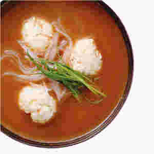 春雨と鶏団子の入った味噌汁