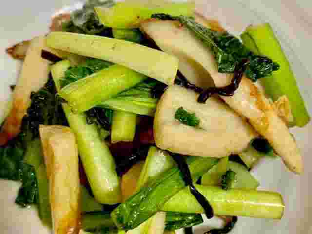 さっぱり味の小松菜とちくわの塩昆布レモン炒め