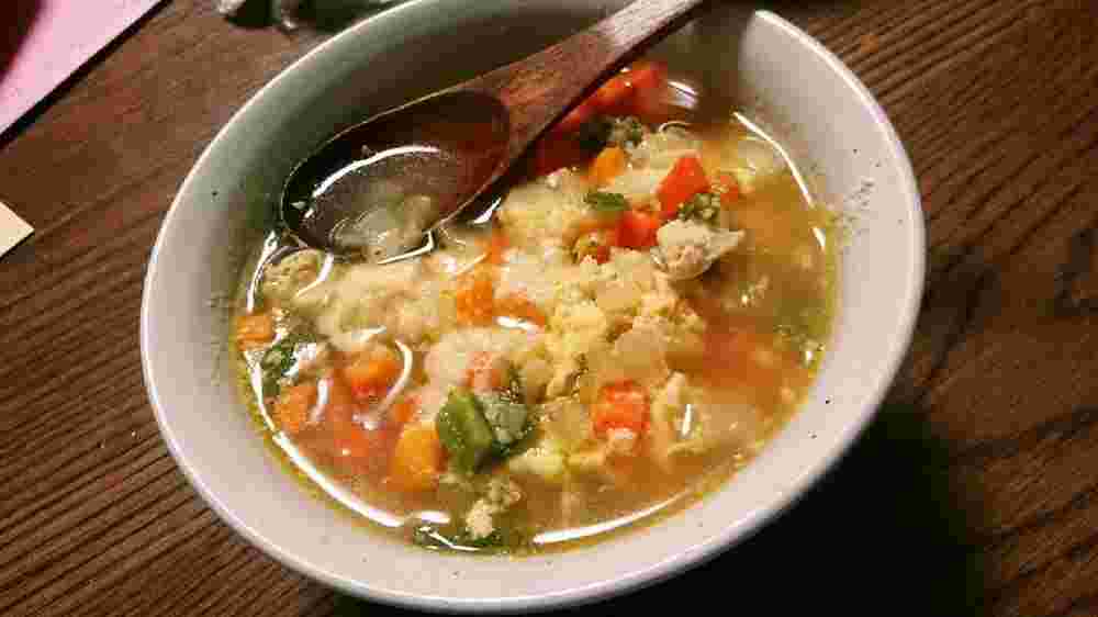白い器に入っためんつゆで作るコンソメベースのスープ