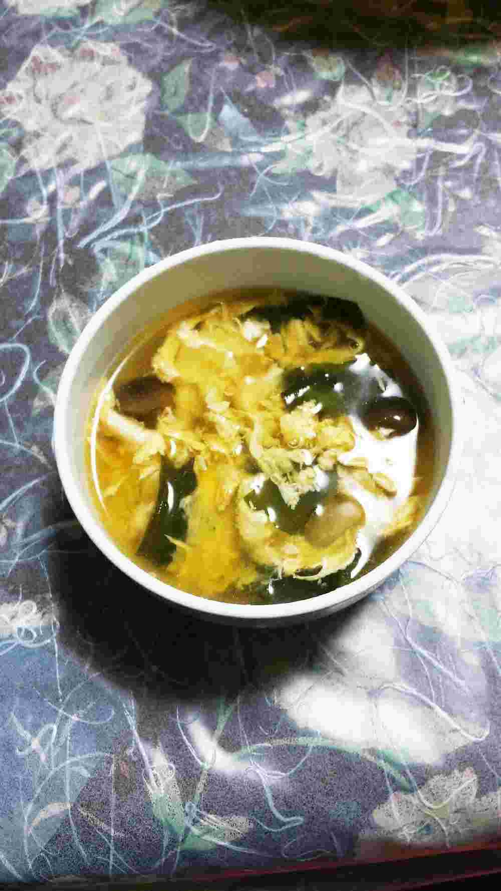白いお椀に盛られためんつゆ入りの中華風スープ
