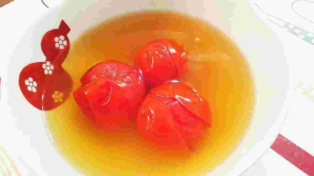 ひょうたん柄の白い器に盛られたトマトの和風昆布スープ