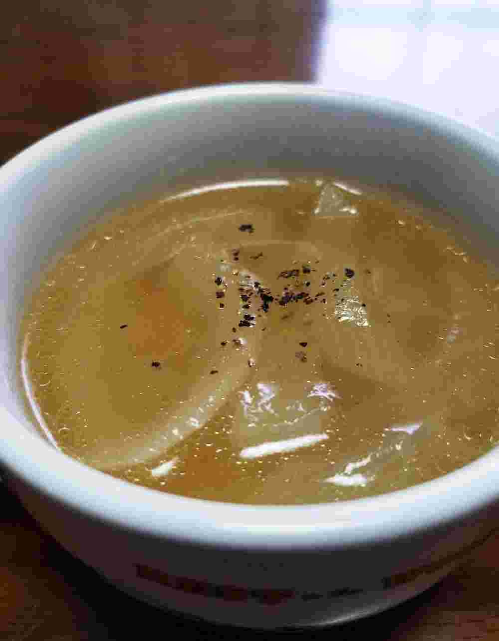 白い器に盛られた玉ねぎの中華スープ