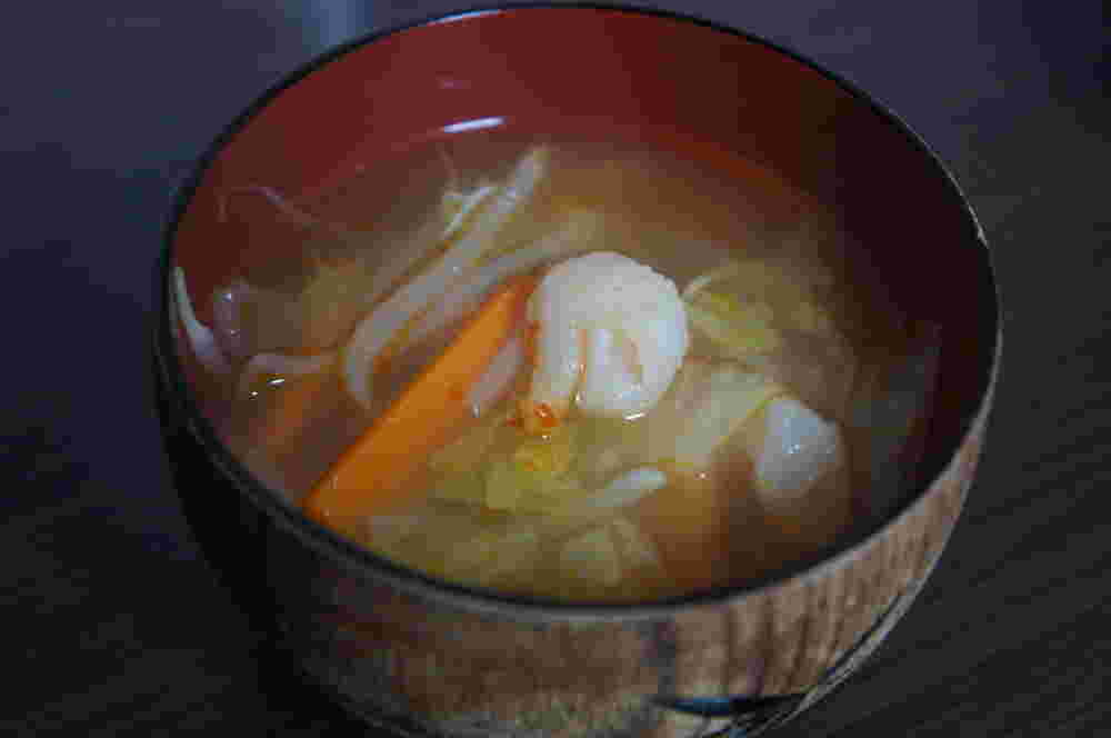 漆器に入っているめんつゆを使ったエビと野菜のピリ辛中華スープ