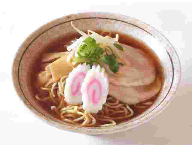ベージュの器に盛られためんつゆを使ったラーメン