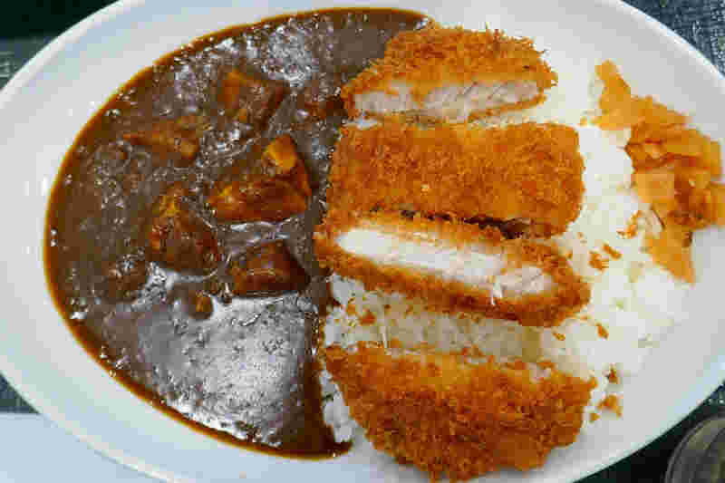 あっさりした味わいのとんかつが乗ったプレミアムカツカレー