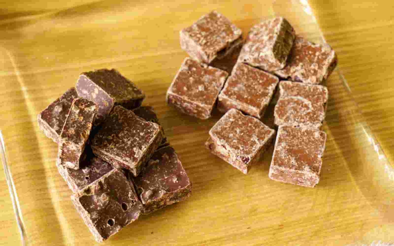 白い粉が付いた2種類のチョコレート