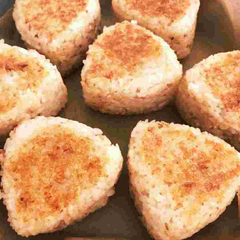 白だしで味付けした焼きおにぎり