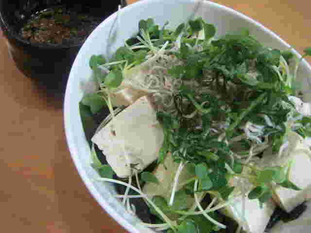 優しい味の豆腐と大根とわかめとじゃこのサラダ