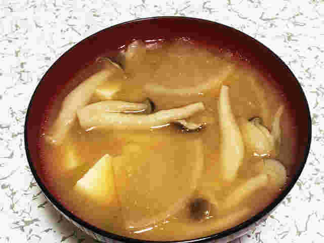 豆腐がたっぷりのしめじと大根の中華風味噌汁