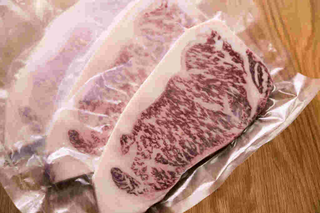 ステーキを冷凍用保存袋に入れている様子