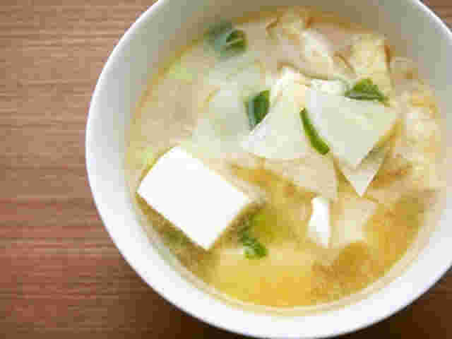 優しい味の豆腐と大根の味噌汁