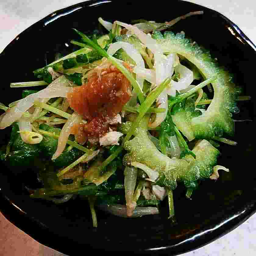 ゴーヤともやし、ツナを使ったサラダが器に盛られている様子
