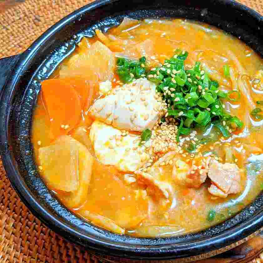 大根と人参が入った韓国風ごま味噌スープ