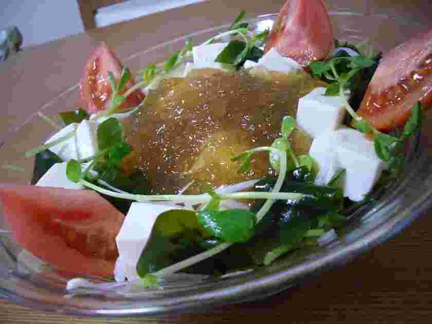 豆腐とトマトを使った和風サラダのコンソメジュレのせ