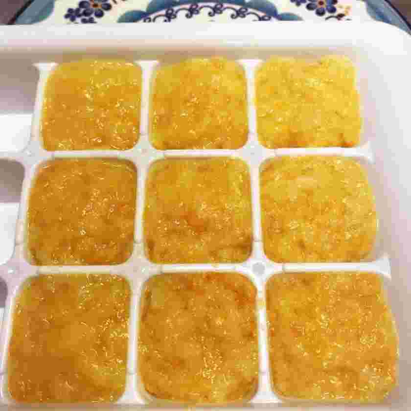 スプーンで食べる離乳食初期のにんじんの和風パンがゆ