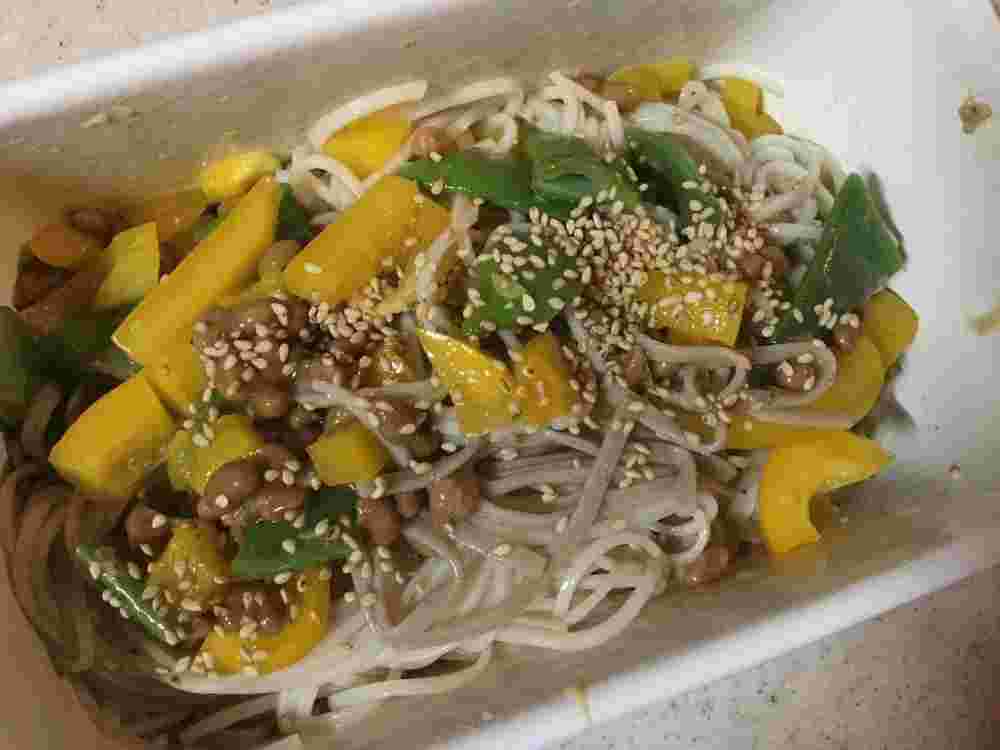 納豆とパプリカのごま味噌そばサラダ