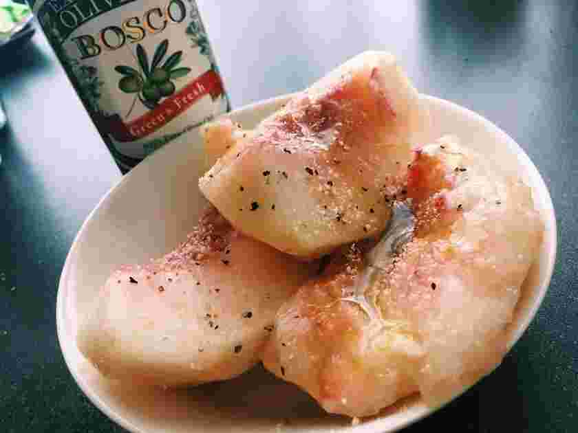 桃にパルメザンチーズとオリーブオイルをかけたサラダ