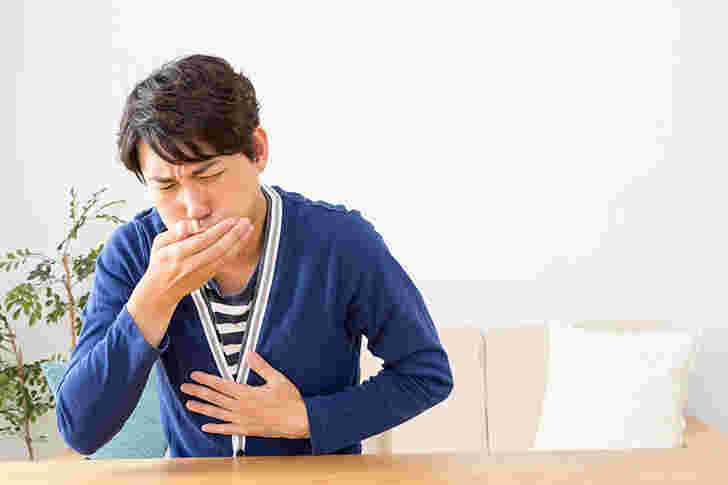 いちじくの食べ過ぎで気分が悪くなっている人
