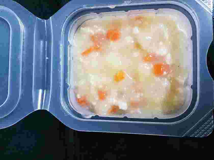 離乳食用シチューを冷凍保存する様子