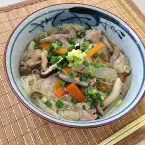そうめんを使った汁物の根菜ときのこのあったかにゅうめん