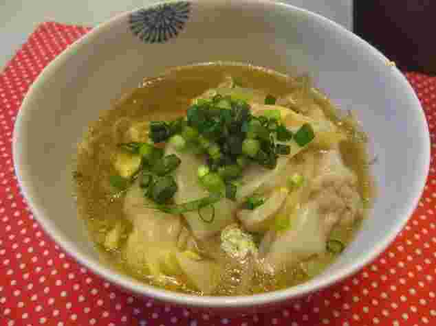 そうめんを使った汁物のワンタンにゅうめん