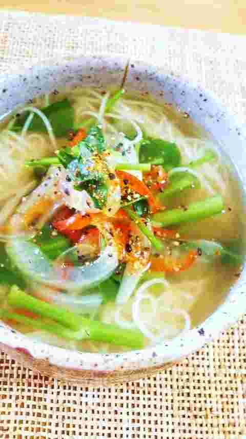 そうめんを使った汁物のタイ風にゅうめん
