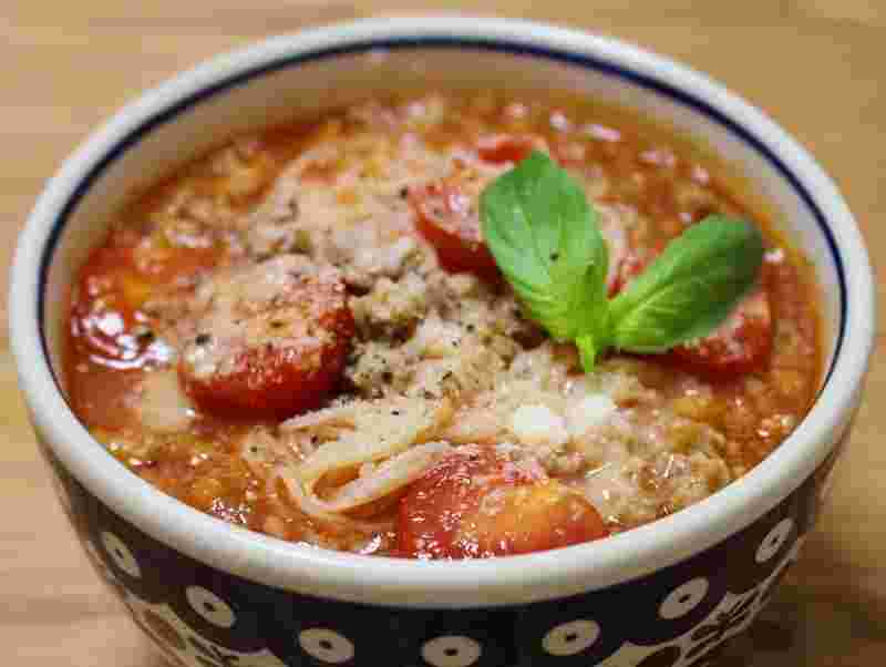そうめんを使った汁物のトマト味噌にゅうめん
