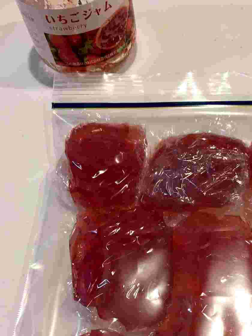ジャムをラップに包んで冷凍保存する様子