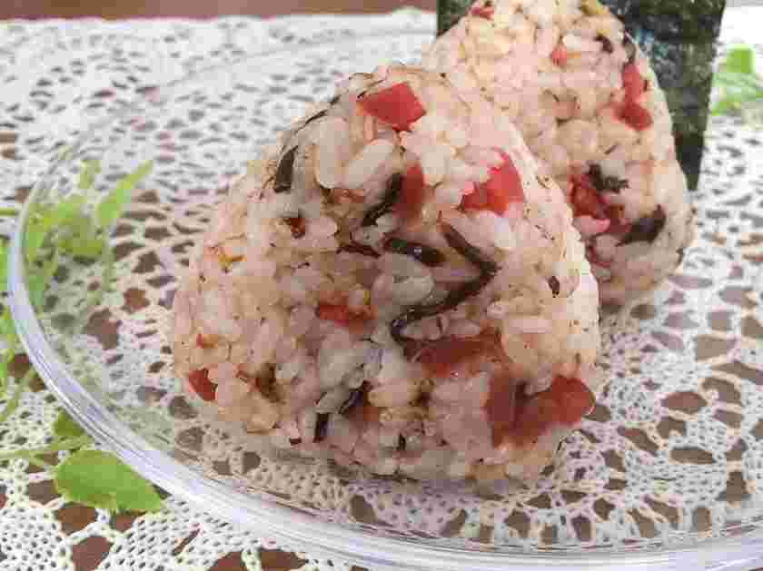 カロリーが低いカリカリ梅と塩昆布のおにぎり
