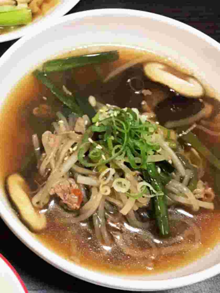 ピーマンともやしを使用した野菜と牛肉のスープ