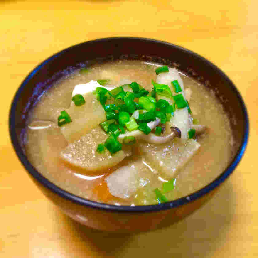 大根としめじと豆腐のごま味噌汁
