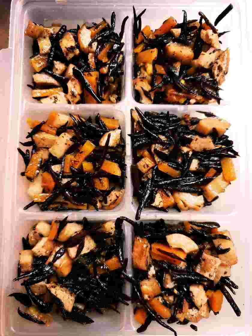 離乳食の油揚げとひじきの煮物