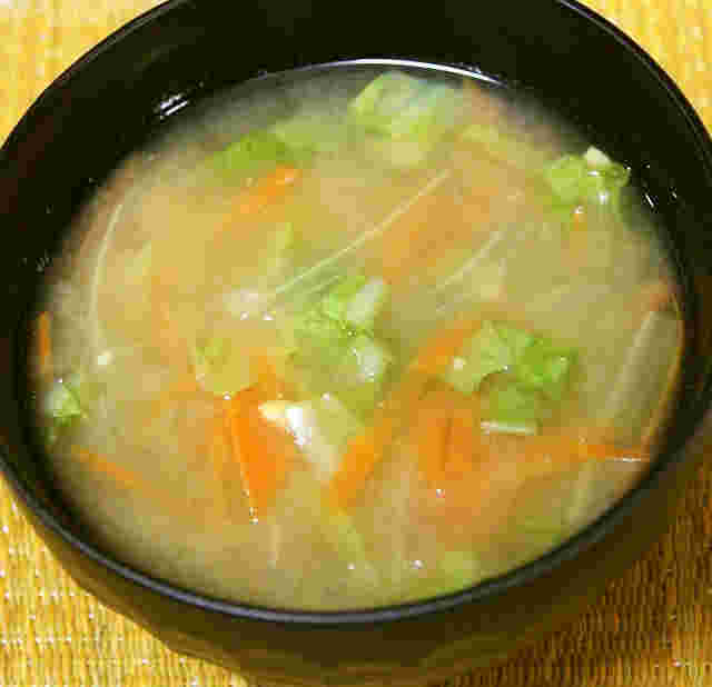 白菜と人参と納豆の味噌汁