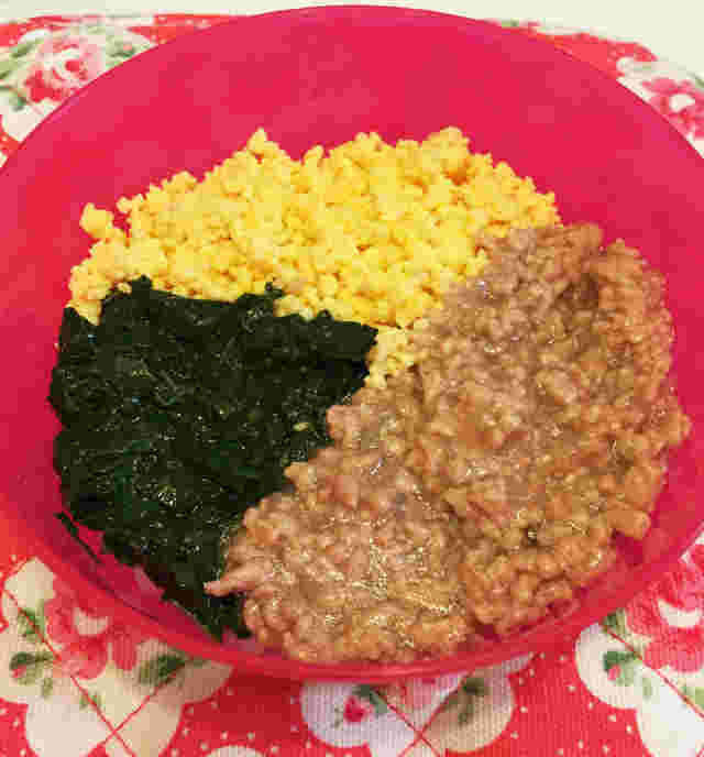 離乳食のモロヘイヤの三色丼