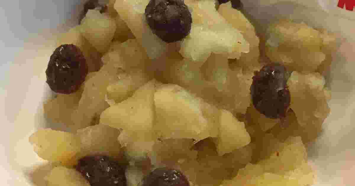 離乳食後期から与えられるりんごとさつまいものレーズン煮