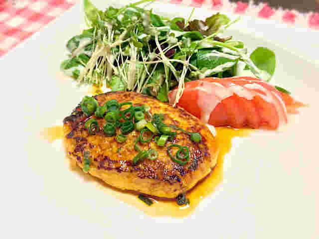 豆腐とはんぺんを加えたヘルシーなハンバーグ