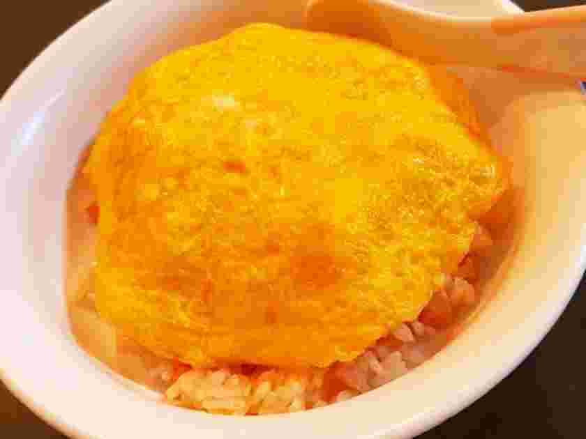 離乳食完了期から与えられるウインナー入りオムライス