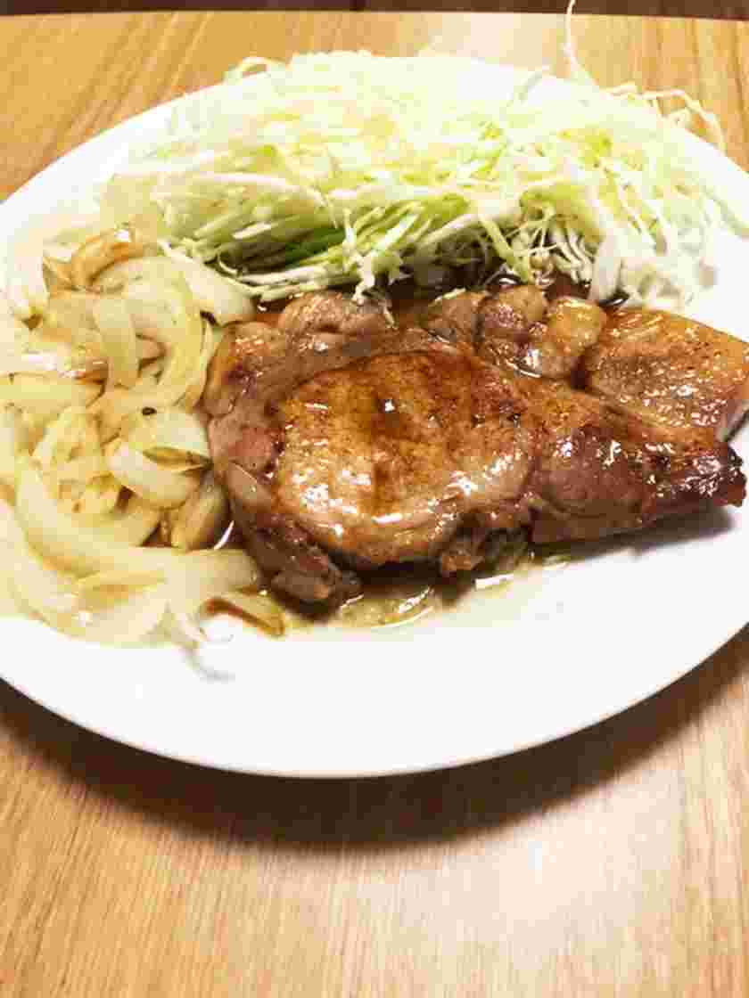 キャベツと玉ねぎと一緒に盛りつけたトンテキ