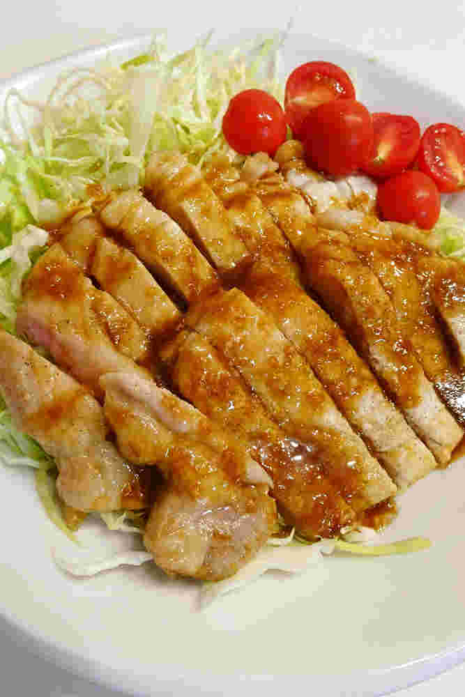 キャベツとミニトマトと一緒に盛りつけたトンテキ