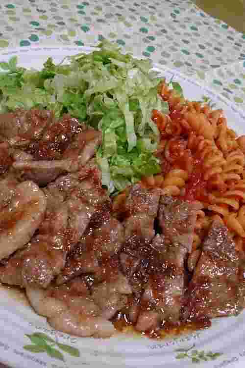 はちみつと醤油のソースをかけたトンテキ