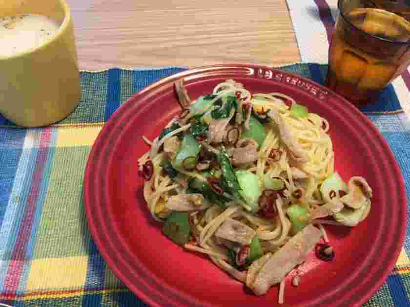 チンゲン菜を使った豚バラペペロンチーノパスタ