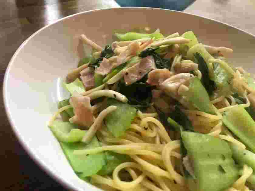 チンゲン菜とエリンギとベーコンのパスタ