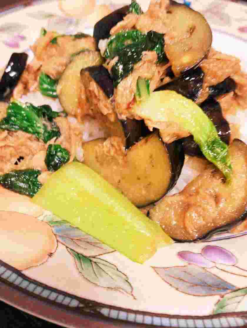 なすとチンゲン菜を使ったピリ辛丼ぶり