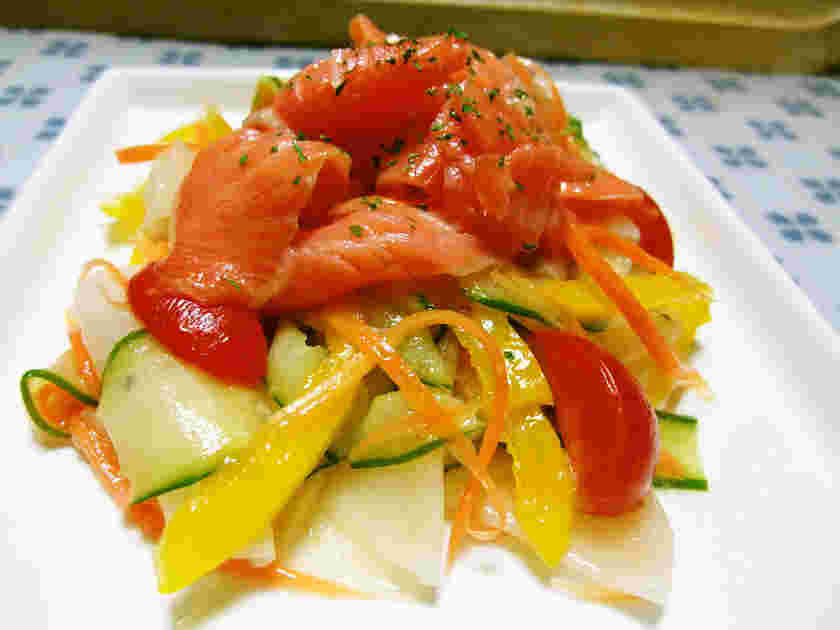 トマトときゅうりを使ったたっぷり野菜とサーモンのマリネ
