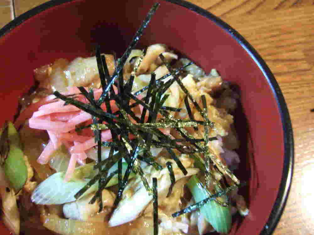 隠し味にオイスターソースを加えた焼きネギが香る親子丼