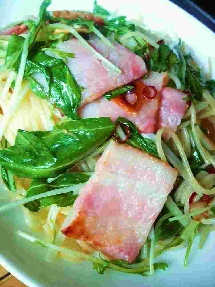 隠し味に昆布茶を使った水菜とベーコンのペペロンチーノ