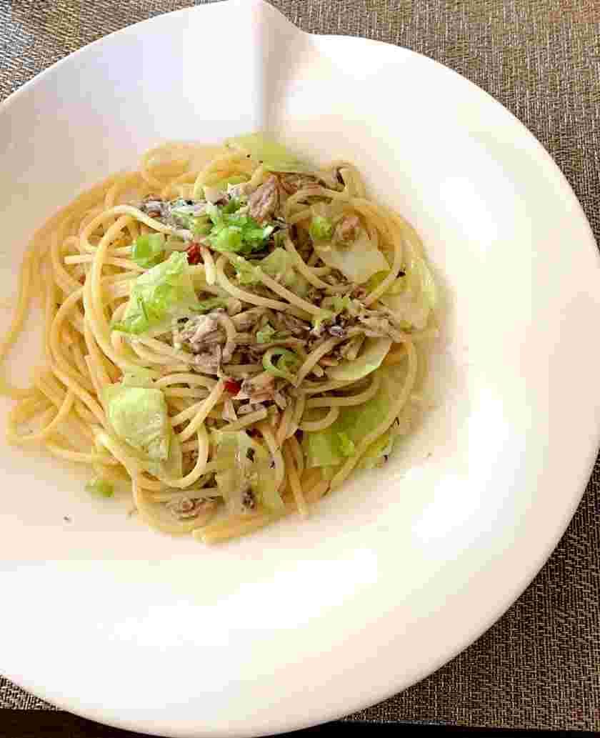 隠し味にサバ缶を使ったキャベツのペペロンチーノ