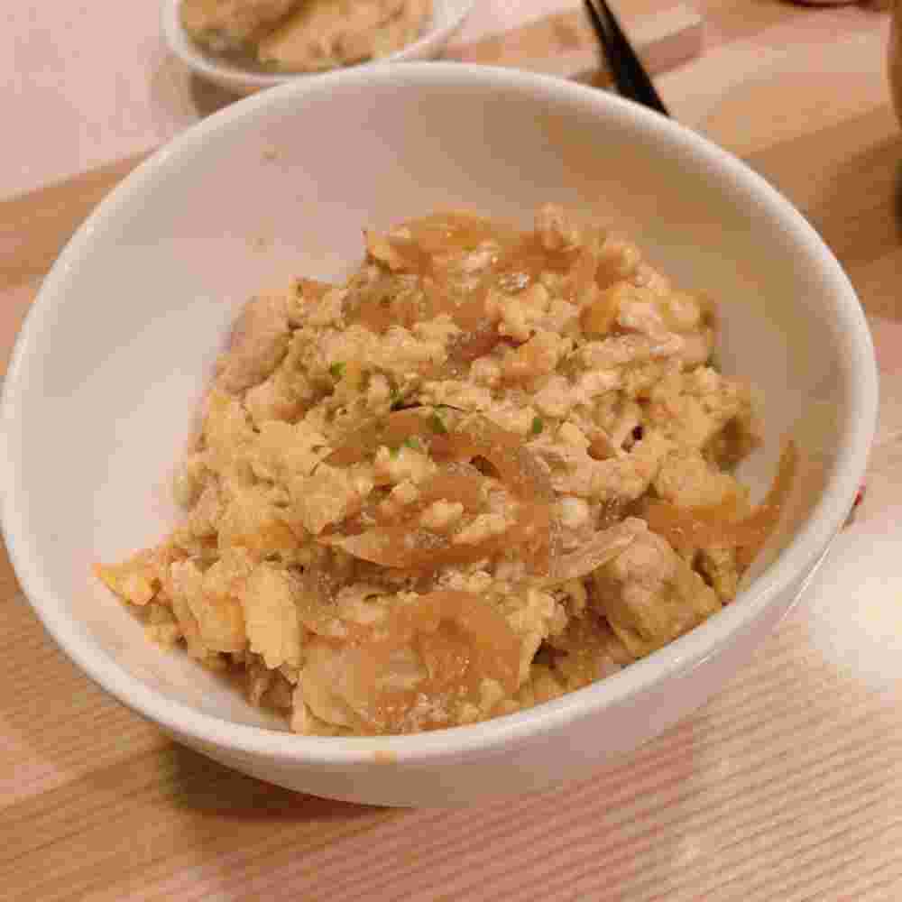 ウスターソースを隠し味に加えた親子丼
