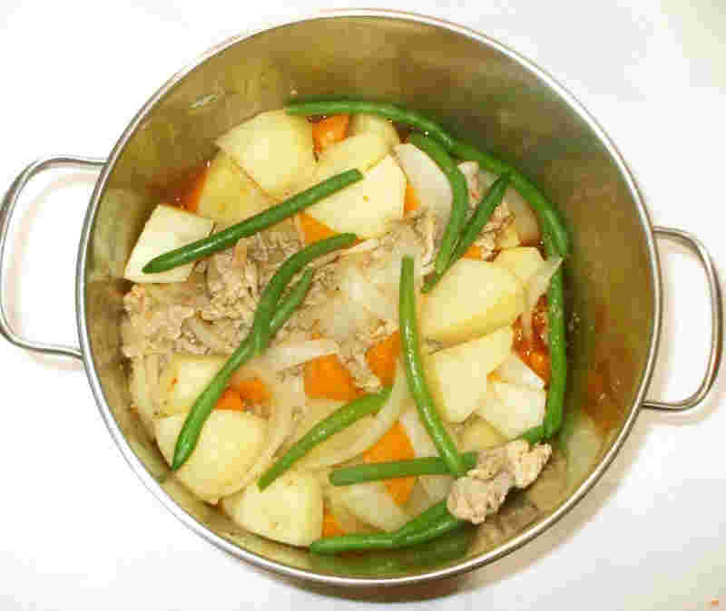 オイスターソースを隠し味に使ったピリ辛味の肉じゃが