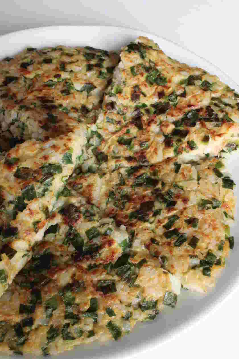 焼き肉のタレを隠し味に使ったタケノコとニラのお好み焼き